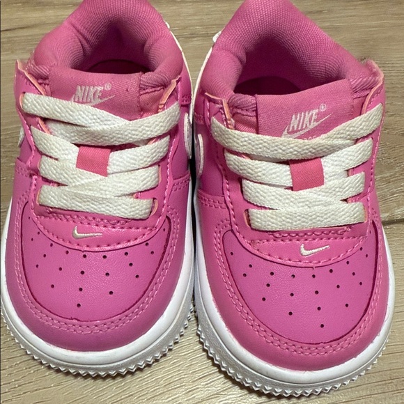 Nike Toddler Sneakers in Pink and White 4C.  Worn once! Like new! - Picture 6 of 9
